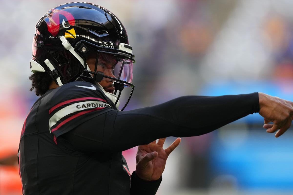 Arizona Cardinals quarterback Kyler Murray (1) warms up prior to facing the Los Angeles Rams at State Farm Stadium.